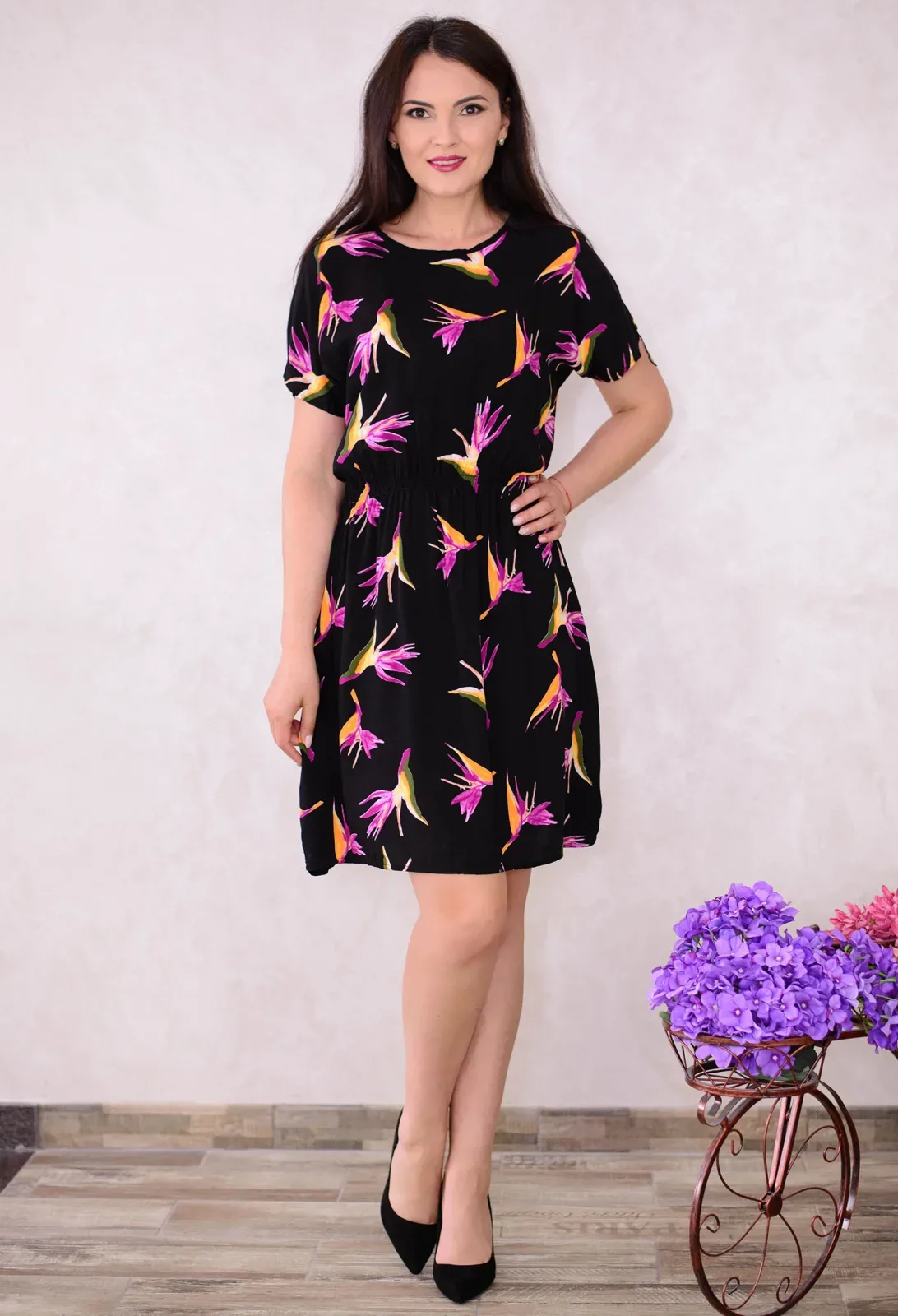Rochie neagra scurta cu imprimeu floral mov si portocaliu
